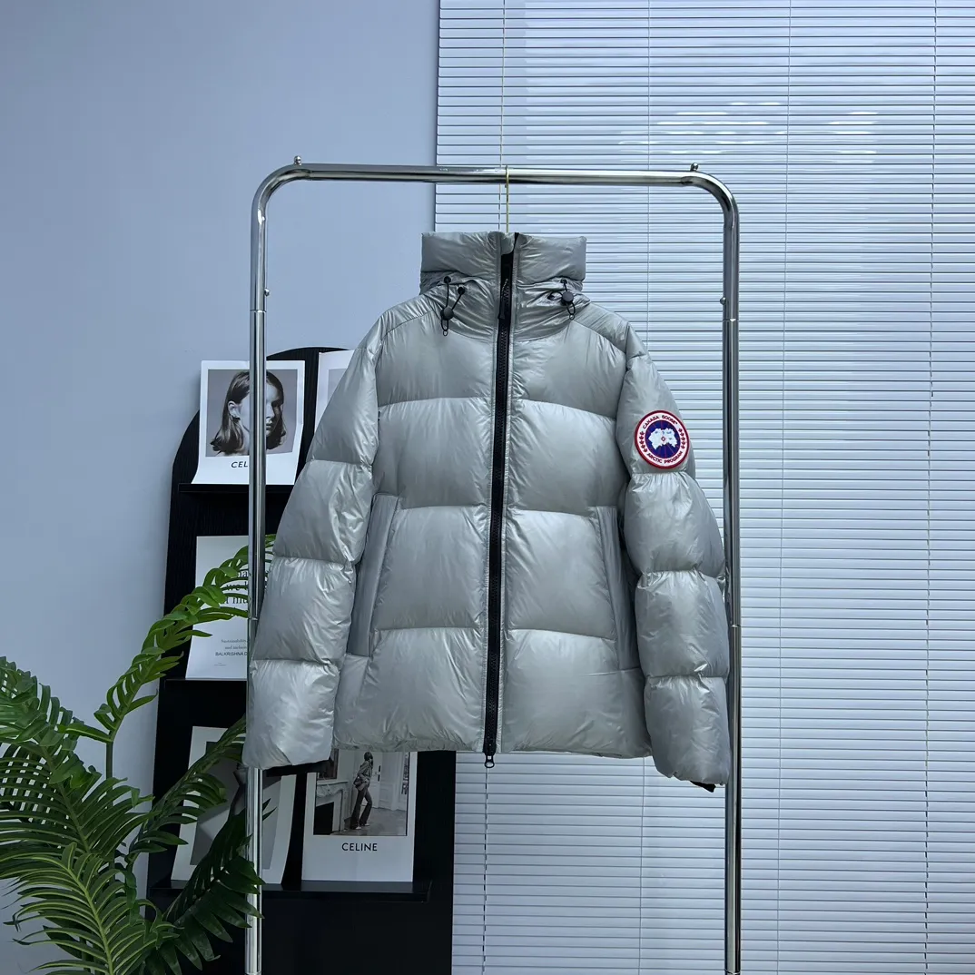 P760 𝘾𝘼𝙉𝘼𝘿𝘼 𝙂𝙊𝙊𝙎𝙀/Canada Goose 2023 Limited New Crofton Puff Down Jacket Pure Guangzhou Inspection 80 White Duck Down Filling‼  Top version, ceiling level‼ Crofton soft bread, the latest style in 2023, has a cold protection effect of up to level 4. It is made of recycled Feather-Light tear-resistant fabric. It is ultra-light and has no weight on the upper body at all! The unique black label highlights your temperament‼  Canada Goose, a Canadian brand, has always been recognized as the warmest down jacket. Various Instagram celebrities, Internet celebrities, and celebrities often wear it for street photos. I do Canada Goose every year, but I still can’t get rid of my love for geese. No matter how cold the winter is, there is no need to be afraid, because there are geese! Filled with 80% white duck down, Canada Goose is the legendary warmest down jacket and is known as a must-have for Arctic outdoor sports! The most popular down jacket in the world, celebrities are rushing to buy it, it is a must-have! Same style for men and women Size: S~XXL